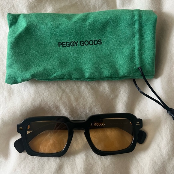 Peggy Gou PG04 black frames with orange lense - Picture 2 of 4